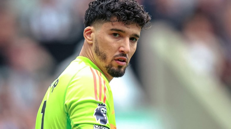 Altay Bayındır ilk maçında 4 gol yedi