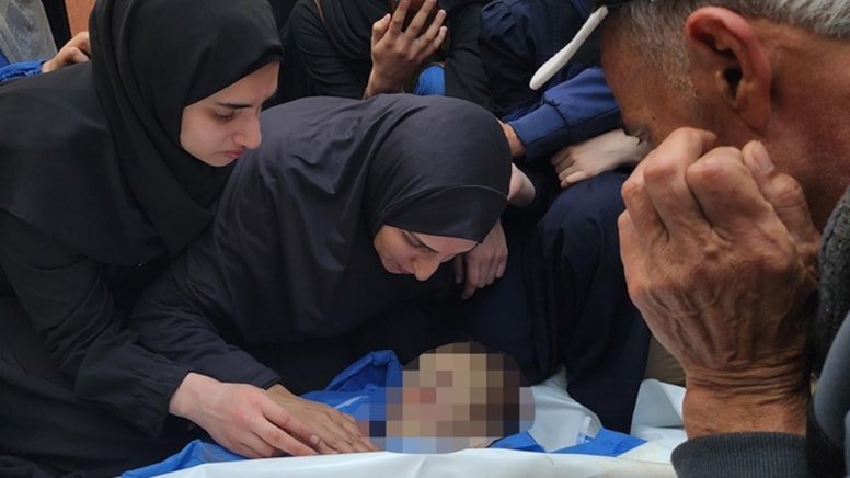 700 iğne vurularak tüp bebekle sahip olduğu bebeği İsrail saldırısında öldü