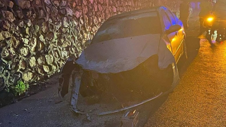 Otomobil istinat duvarına çarptı: Anne ve 2 çocuğu yaralandı