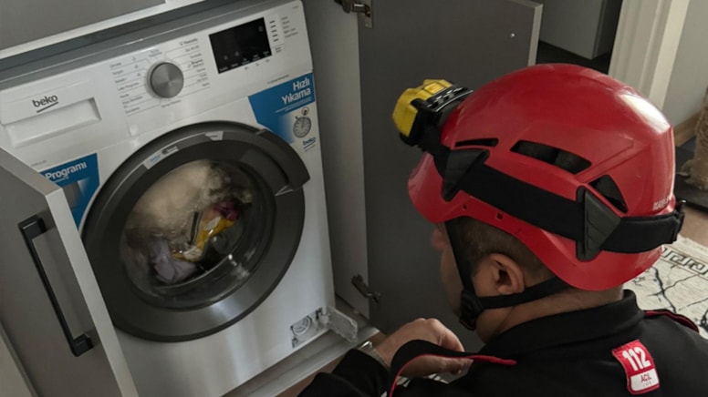 Çalışan çamaşır makinesinde sıkışan kedi kurtarıldı