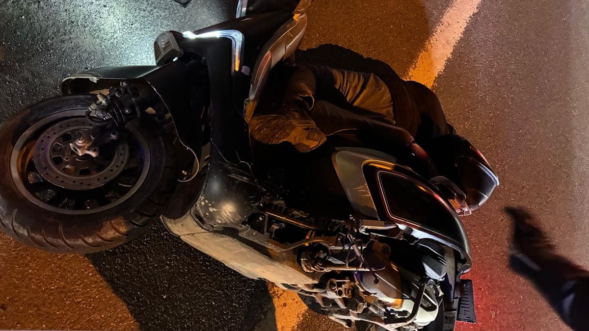 İstanbul'da hafif ticari aracın çarpıp kaçtığı motosikletli ağır yaralandı