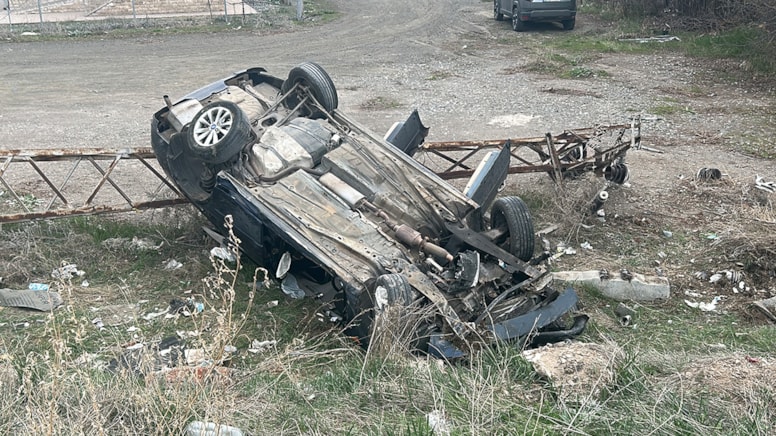 Sivas'ta otomobil şarampole devrildi: Yaralılar var