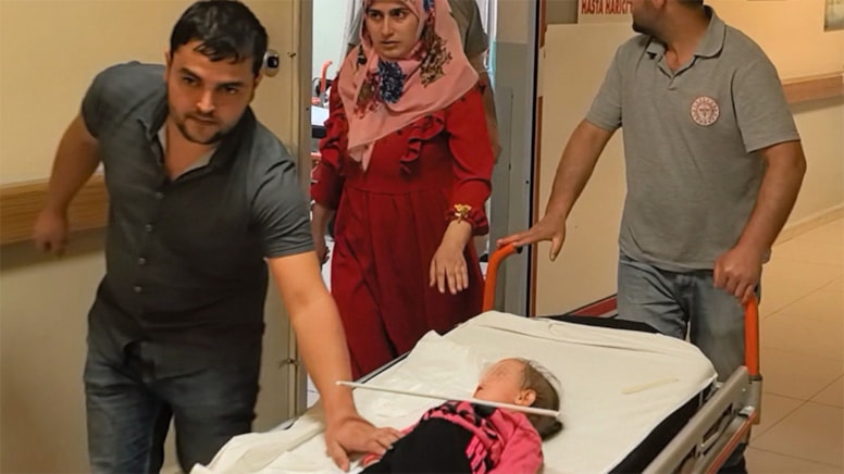 Elbise askısı minik Meryem'in hayatına mâl oluyordu