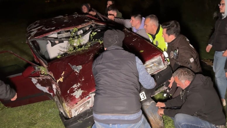 Avcılar'da otomobil 4 metreden düştü