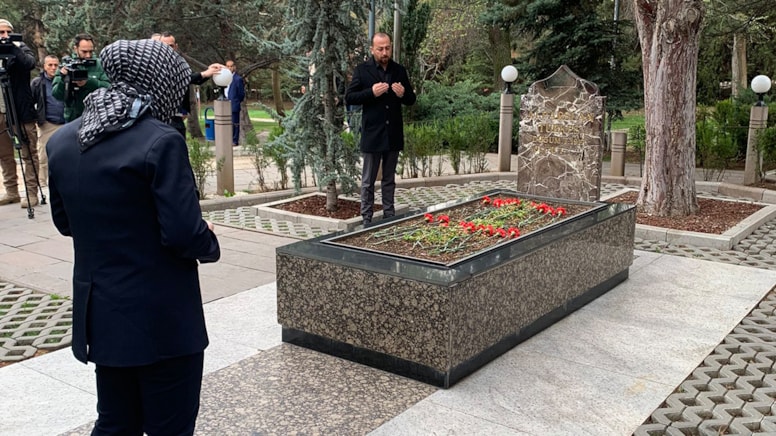 Ayyüce Türkeş, babası Alparslan Türkeş'i kabri başında ziyaret etti