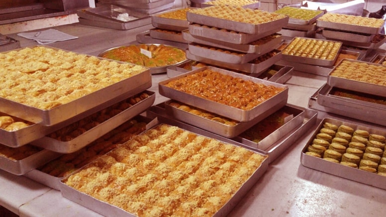 Baklava üretiminde kullanacaklardı, belediye baskın yaptı: 11 ton ele geçirildi