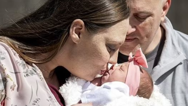 Hayatta olmayan bir kadının rahmiyle doğum yaptı