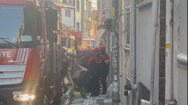 Beyoğlu'ndaki binada kısmi çökme! Ekipler harekete geçti