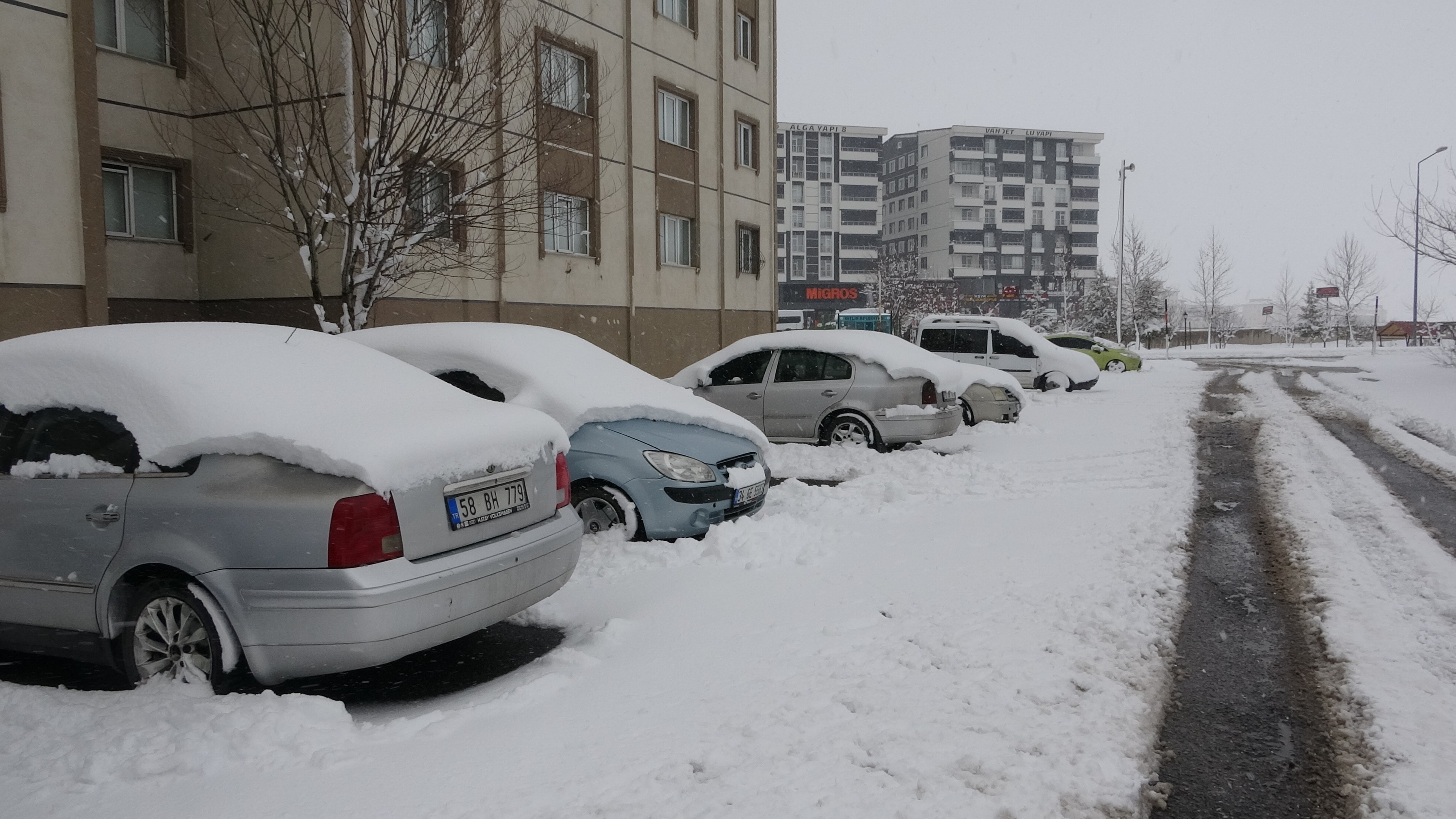 Bitlis'i kar vurdu; 60 köy yolu kapandı