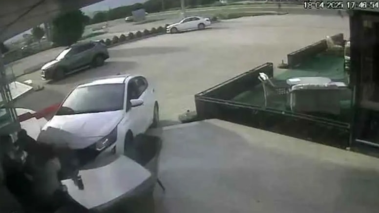 Balıkesir'de motosiklete çarpan otomobil mağazaya daldı