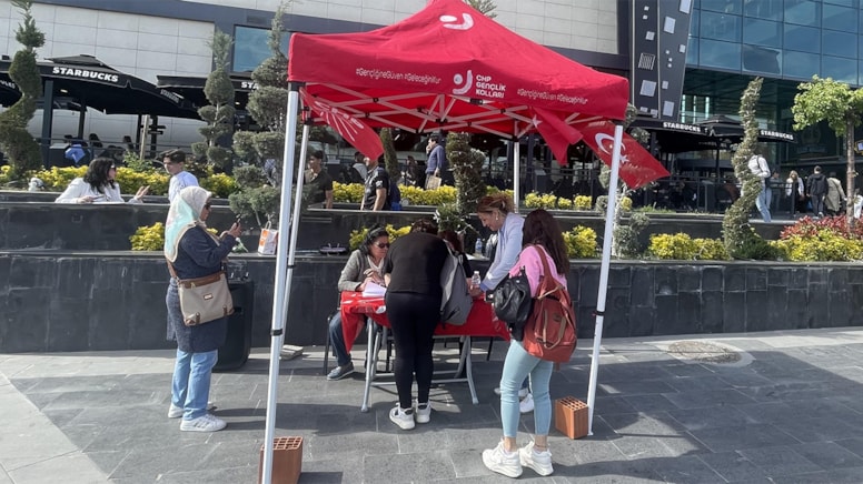 SÖZCÜ yazdı, AVM yönetimi geri adım attı: İmza standı yeniden kuruldu