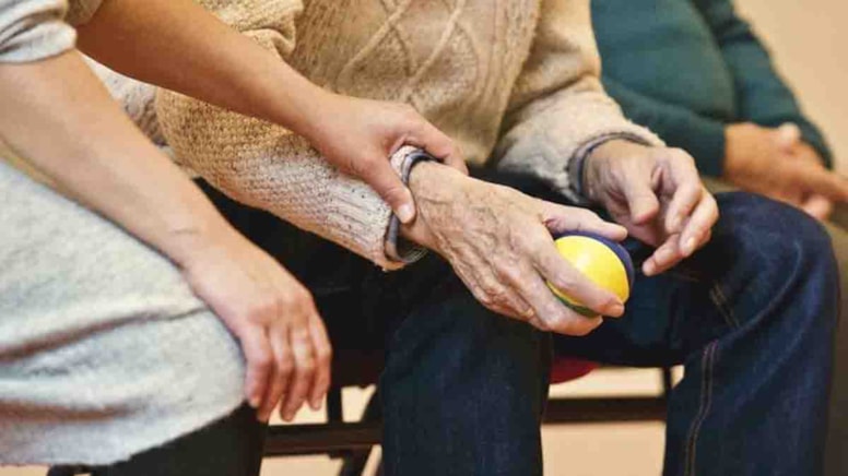 Her yıl yaklaşık 10 milyon kişiyi etkiliyor: İşte demans riskini azaltan 5 besin!