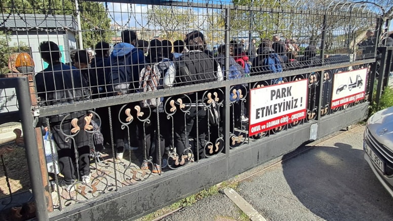 Öğrencilerin eylemine destek veren öğretmen görevden uzaklaştırıldı