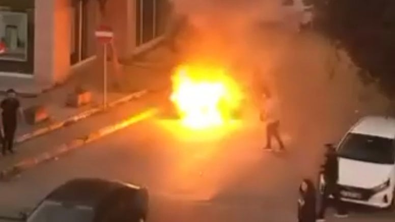 Pendik'te park halindeki otomobil alev alev yandı