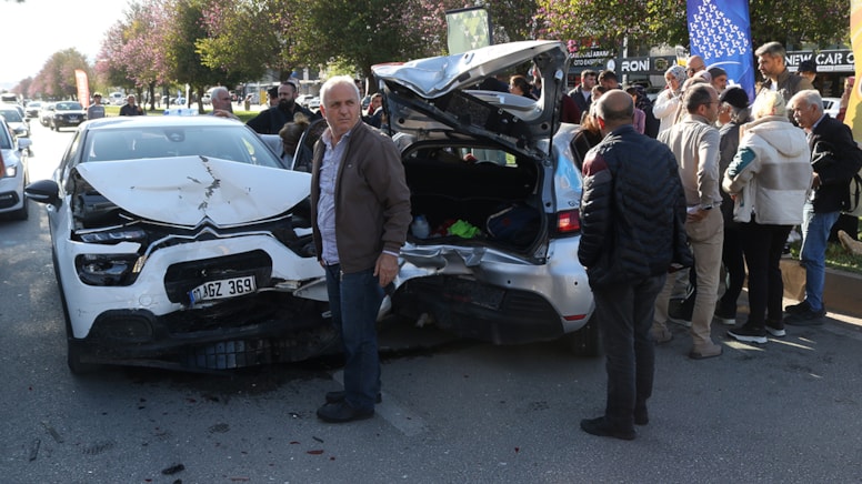 Park halindeyken harekete geçen otomobile başka araç çarptı: Yaralılar var