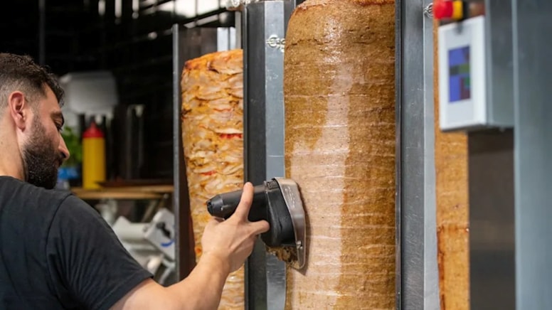 Aileler, kebapçı istemedi; öğrenciler ayağa kalktı