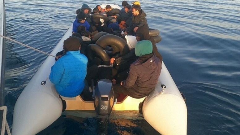 İzmir'de açıklarında onlarca kaçak göçmen yakalandı