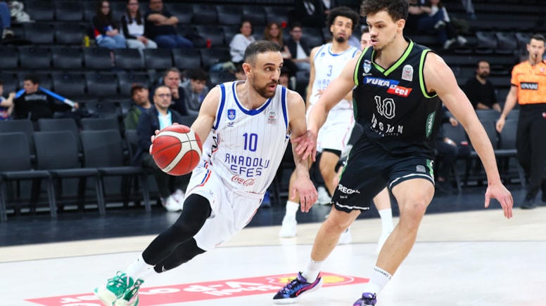 Anadolu Efes evinde mağlup