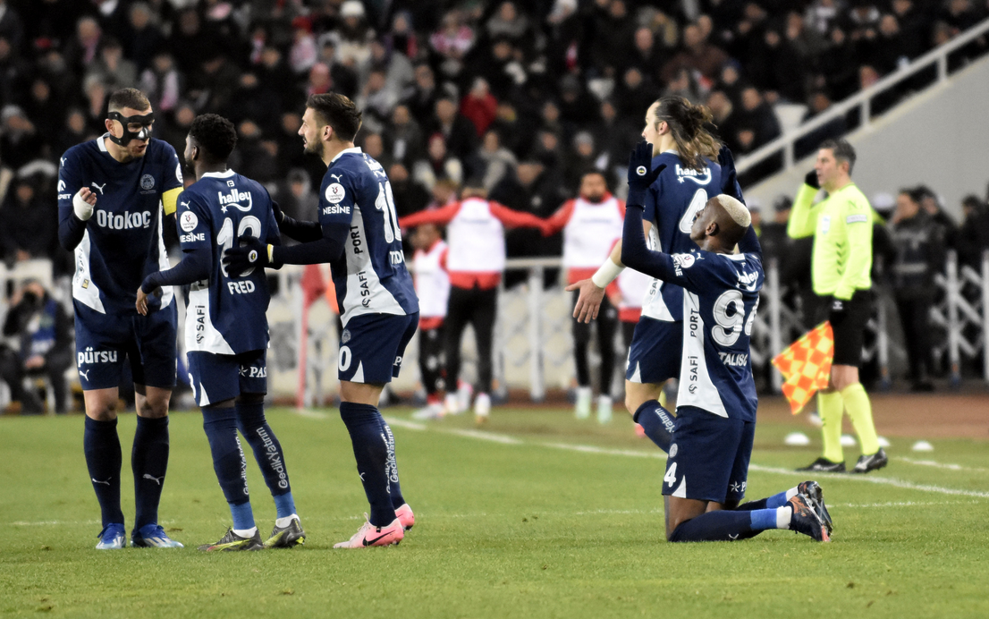 Fenerbahçe, Sivas'ta hata yapmadı! Rakibini ateşe attı