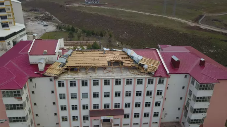 Bitlis'te fırtına! Okulun çatısı uçtu