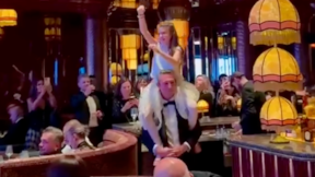 Ali Koç, Mermerci'nin kızını omzunda taşıdı! Kolye satışı yaptı