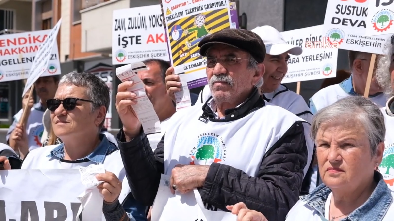 Emekliler, elektrik faturalarını yakarak zamma tepki gösterdi