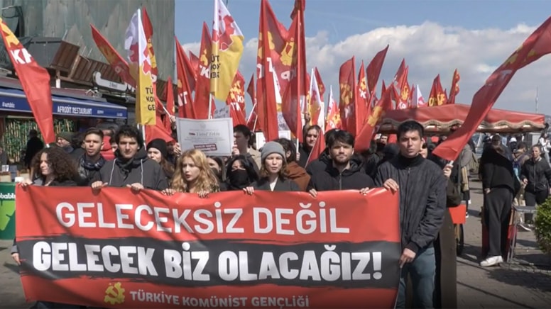 Galata Köprüsü'ne yürümek isteyen öğrencilere polis müdahalesi