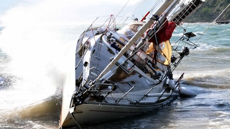 Bodrum’da fırtına yatları karaya savurdu, ağaçları devirdi