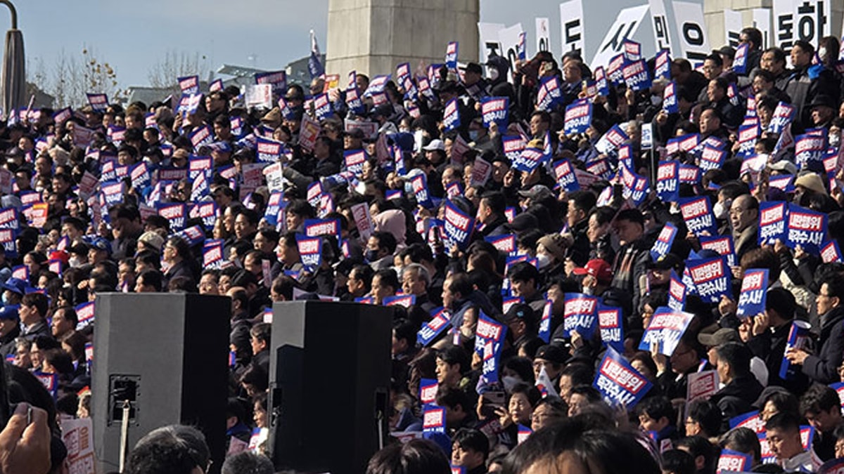 Güney Kore'de binlerce kişinin protestoları sürüyor