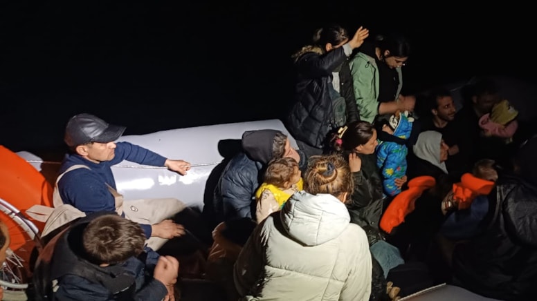 Ege'de çocukların da bulunduğu göçmen botu kurtarıldı