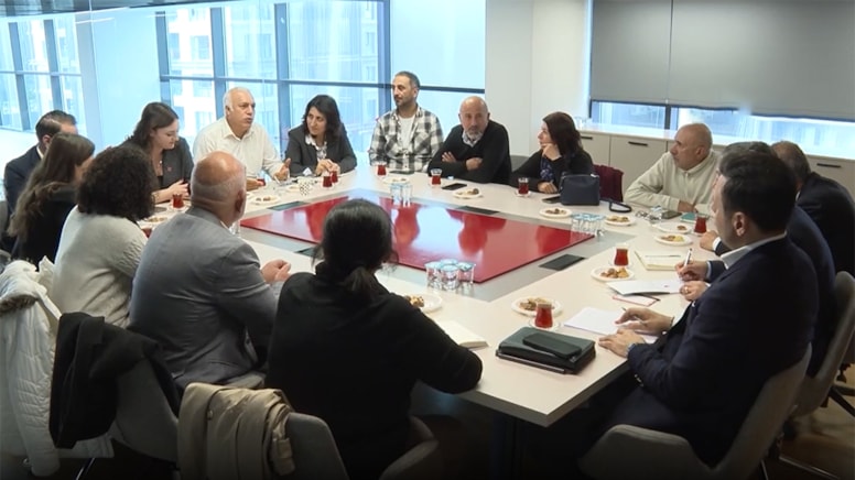 Özgür Özel, gözaltına alınan öğrencilerin aileleriyle görüştü