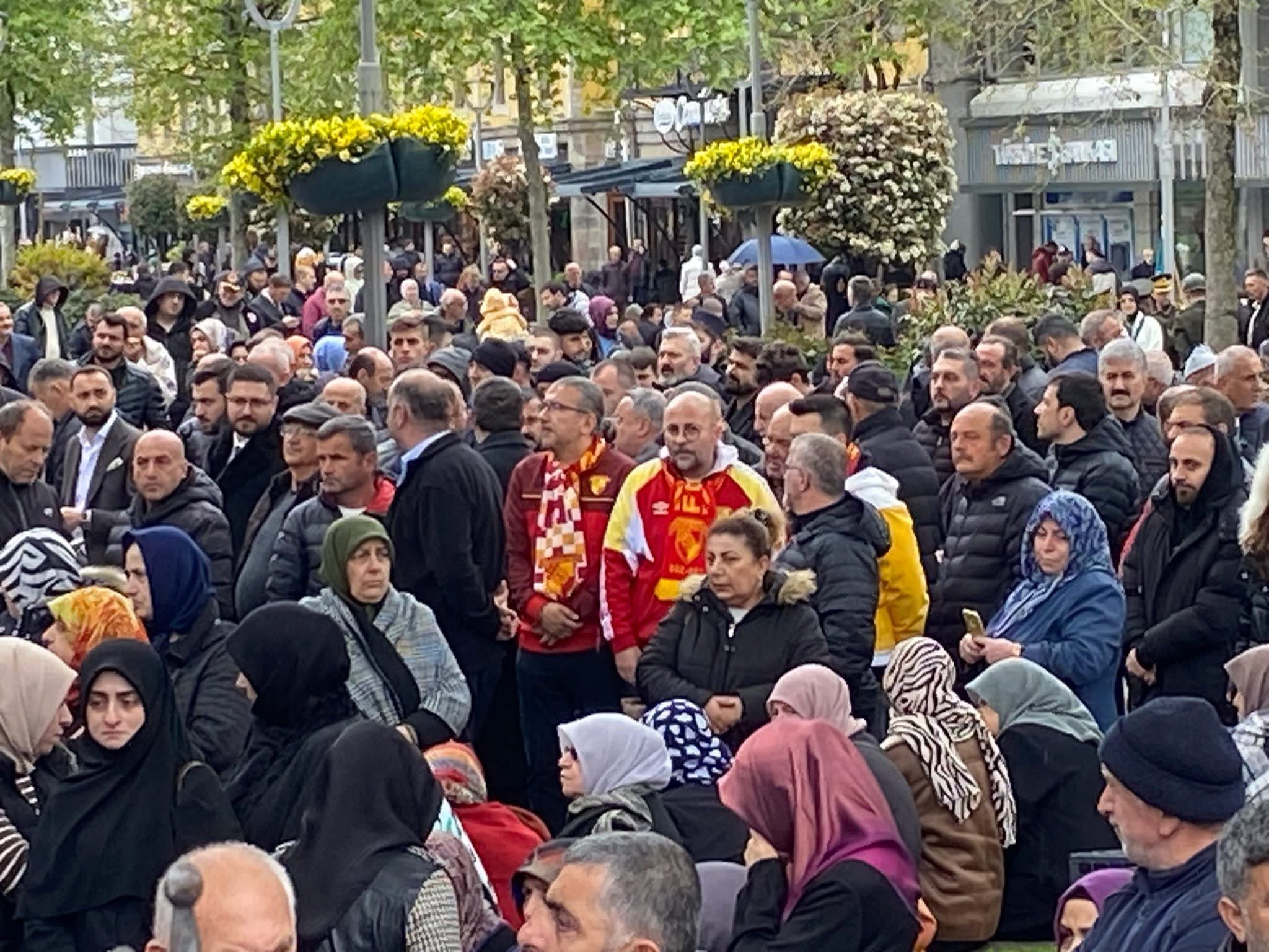 Göztepeli taraftarlar Trabzon’da şehit cenazesine katıldı