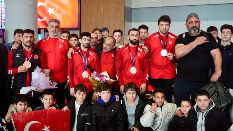 Avrupa 2'ncisi Grekoromen Güreş Milli Takımı yurda döndü