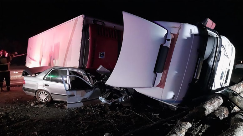 Devrilen Tır'ın altından cesedi çıktı