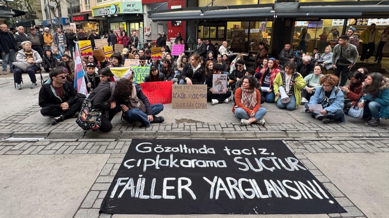 İzmir’de kadınlardan gözaltı protestosu