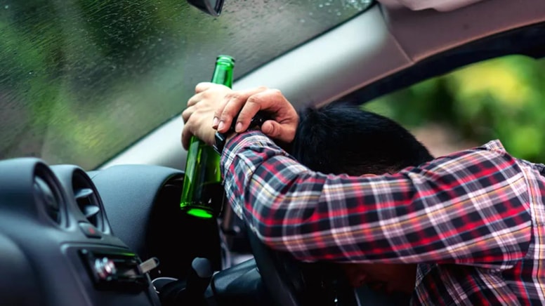 Alkollü araç kullanmaktan aranan şahıs alkollü araç kullanırken yakalandı