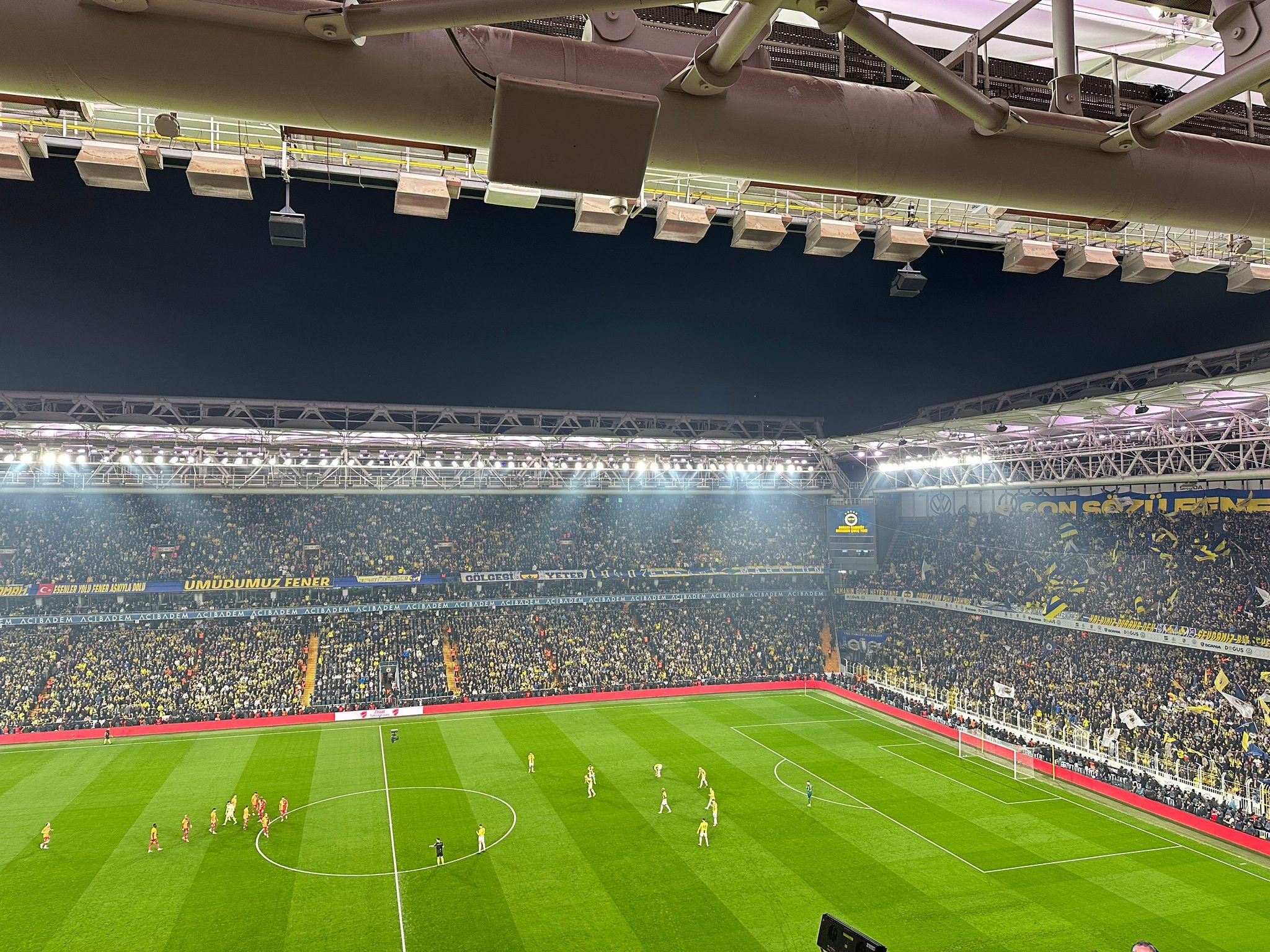 Dev derbide stadyum inledi: Hak, hukuk, adalet!