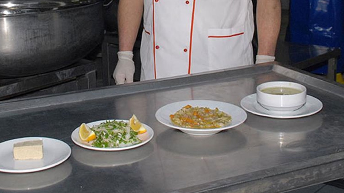 Menüden bir yemek kalktı mahkumların huyu suyu değişti