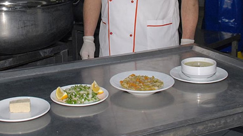 Menüden bir yemek kalktı mahkumların huyu suyu değişti