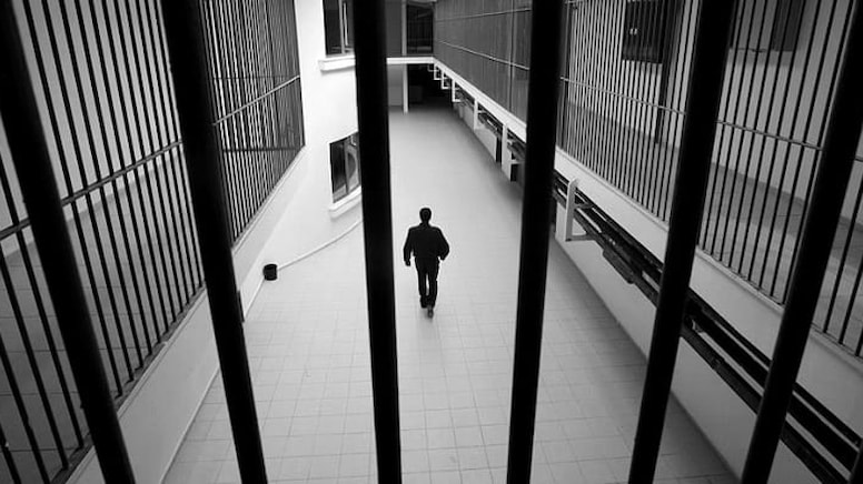 Hapiste ziyaretine gelen eşini öldürdü