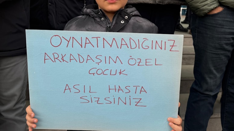Down sendromlu çocuğun alınmadığı oyun alanı önünde protesto