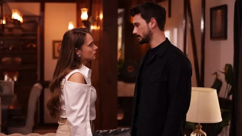'Hudutsuz Sevda'da şaşırtan ayrılık: Başrol oyuncusu diziye veda ediyor