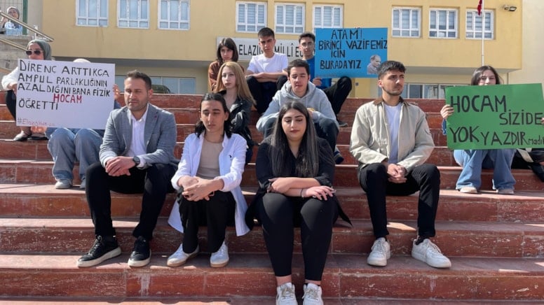 Liseliler Milli Eğitim Müdürlüğü önünde eylemde!