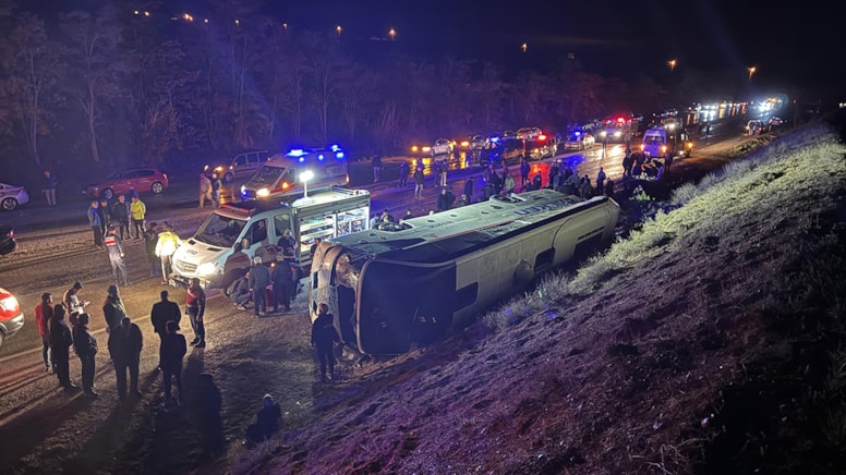 İşçi servisi devrildi: 23 yaralı