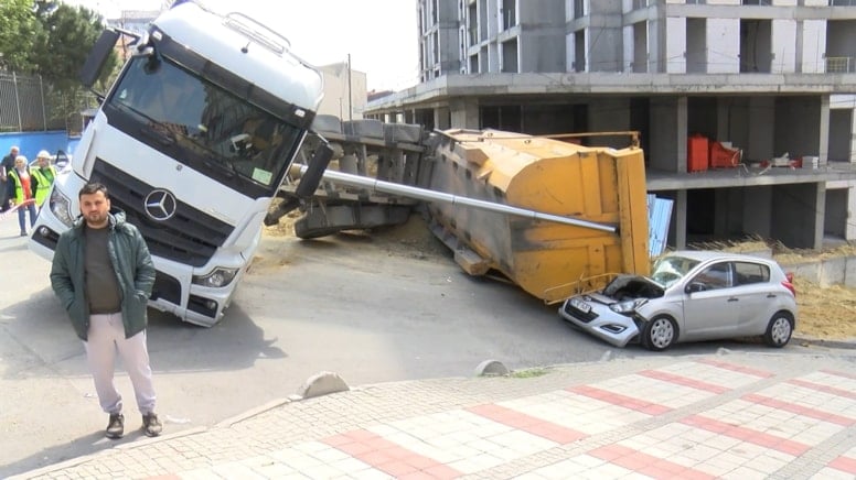 Hafriyat kamyonu otomobilin üzerine devrildi