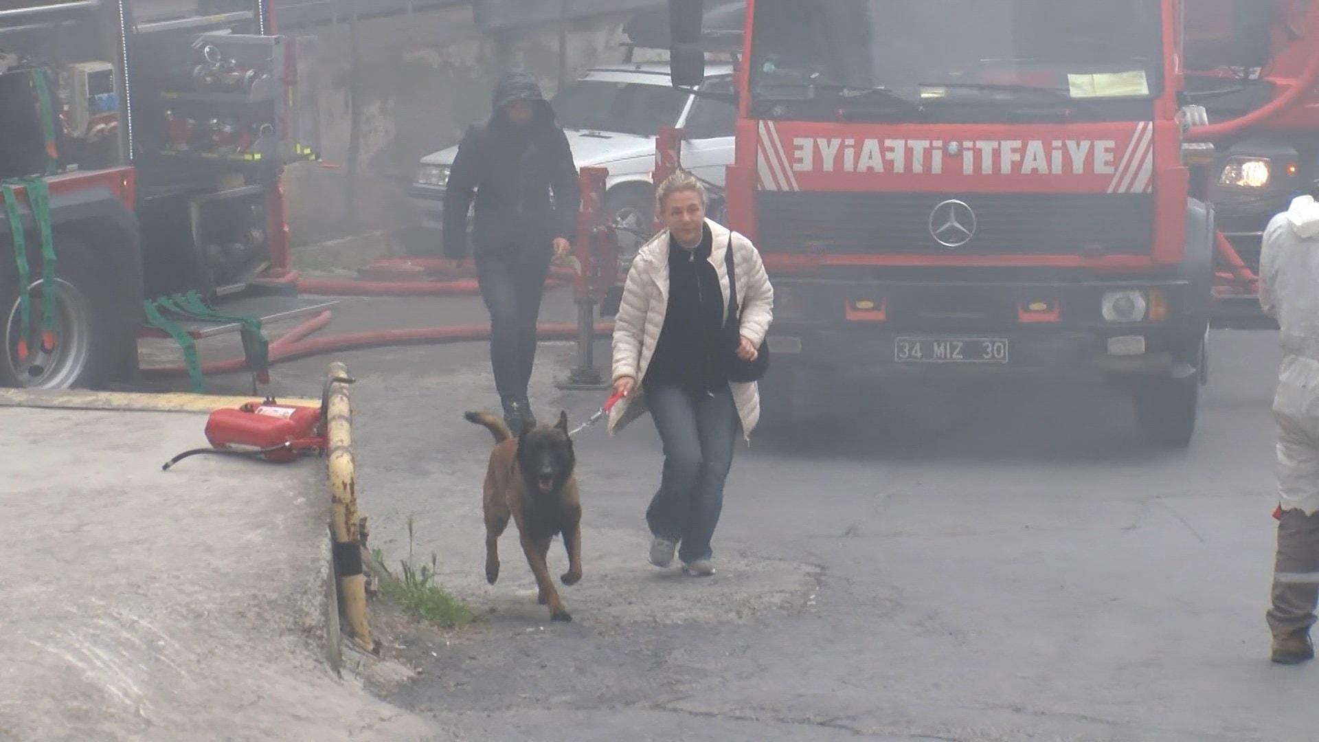 Bahçelievler'de yangın paniği! Köpek son anda kurtarıldı