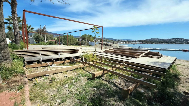 Halk plajındaki ruhsatsız ve kaçak 'beach club'a yıkım ve para cezası