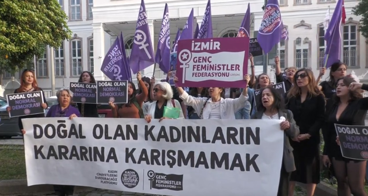 İzmirli Kadınlar Sağlık Bakanlığı'nın Doğal Doğum Kampanyasına Tepki Gösterdi