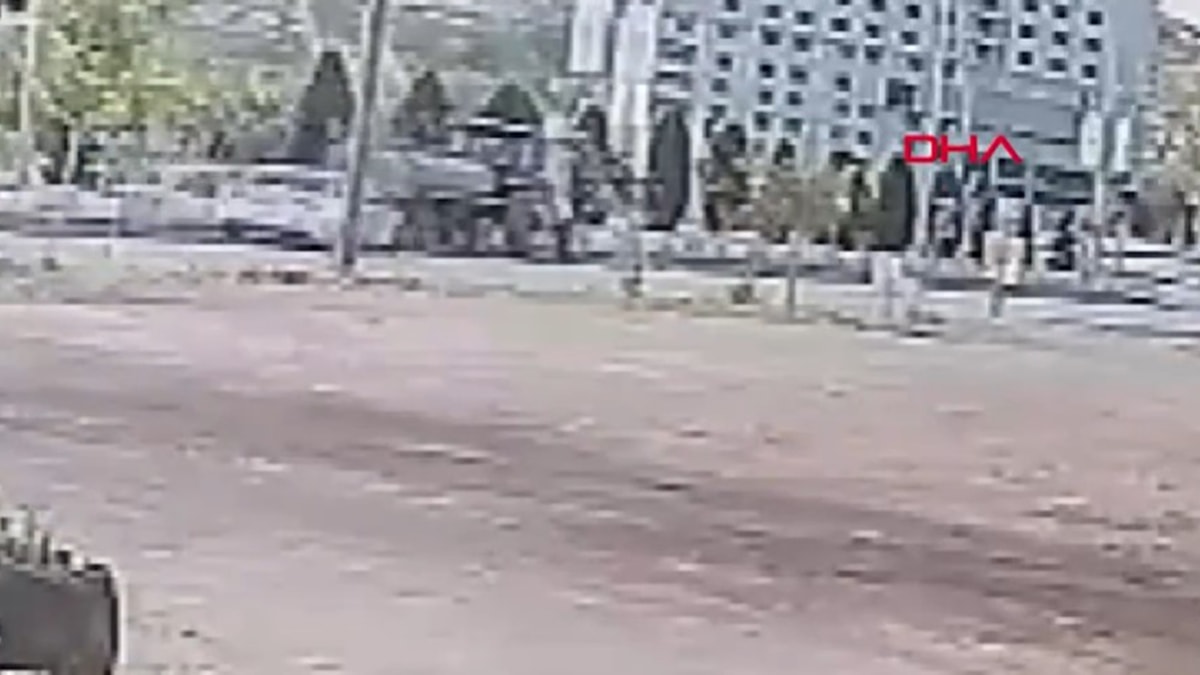 Otomobilin su tankerinin altına girdiği kazaya dair görüntüler ortaya çıktı