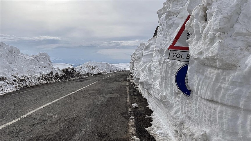 Kar ve tipinin kapattığı yol, 5 ay sonra açılıyor